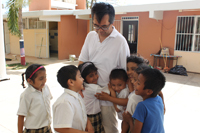 Los niños, en especial los de las comunidades indígenas, conforman un público de interés para el doctor Takeuchi, por lo que algunos de sus libros de divulgación de la ciencia ya han sido traducidos en 9 lenguas indígenas