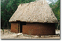 Las casas mayas cuentan con puertas encontradas por donde el viento fluye y una edificación circular, a la que el huracán, literalmente, da la vuelta.