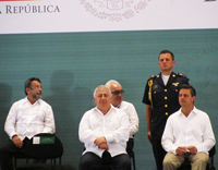 El presidente Enrique Peña Nieto, dijo que su gobierno dirige sus esfuerzos a tener una educación con calidad y busca que éste sea el movimiento colectivo más trascendente y decisivo para el futuro de México. En la imagen lo acompañan José Franco, Presidente de la Academia Mexicana de Ciencias; Emilio Chuayffet, secretario de Educación y el doctor Gilberto Guevara Niebla.