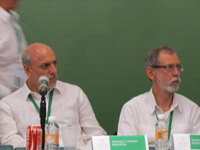 Los doctores Enrique Cabrero y Francisco Bolívar Zapata, durante el panel de ciencia, tecnología e innovación realizado hoy en Boca del Río, Veracruz.