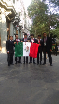 La delegación mexicana al exterior del Teatro Nacional Rustaveli, en la capital de Georgia, donde se llevó a cabo la ceremonia de clausura y premiación de la IChO2016.