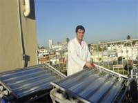El efecto de la luz sobre el catalizador provoca la producción de “especies oxidantes” que destruyen a los contaminantes que se encuentran en el agua. En la imagen, pruebas en la planta piloto.