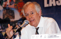 Los derechos humanos y culturales son hoy el único contrapeso al efecto invasivo de la racionalidad económica y tecnológica, dijo el doctor Enrique Leff, miembro de la AMC.