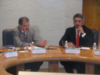 Juan Pedro Laclette, presidente de la AMC y Enrique Villa, director general del IPN, durante la firma del convenio.