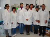La doctora Erika Bustos Bustos (centro) acompañada por su equipo de colaboradores en el Centro de Investigación y Desarrollo Tecnológico en Electroquímica.