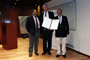 El presidente de la Academia Mexicana de Ciencias, José Franco (izquierda), entregó a Kjell Gunnar Fuxe el diploma que lo acredita como Miembro Correspondiente de la Academia Mexicana de Ciencias, los acompaña Miguel Pérez de la Mora.
