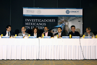Aspecto del desayuno con representantes de los medios de comunicación realizado hoy en un hotel de la Ciudad de México. En el orden acostumbrado: Luis Roberto Flores, Francisco Bolívar, Julia Tagüeña, José Franco, Julio César Ponce, Heriberto Castilla y Jacobo Konigsberg.
