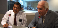 El doctor Luis Wintergerst, investigador del Centro de Investigación en Computación del IPN (derecha), recibirá el próximo 14 de enero el Premio Nacional de Protección Civil. Lo acompaña el doctor Adolfo Guzmán Arenas.