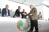 Treinta y tres científicos mexicanos del más alto nivel recibieron un merecido reconocimiento. En la imagen el doctor Jorge Aceves investigador del Cinvestav y miembro de la Academia Mexicana de Ciencias, recibe la felicitación por parte del presidente de la Comisión de Ciencia y Tecnología de la Cámara de Senadores, Alejandro Tello Cristerna. Los acompañan René Drucker , Secretario de Ciencia, Tecnología e Innovación del DF;  Enrique Cabrero, director general del Conacyt y José Luis Morán, responsable del Seminario Permanente inaugurado ayer.