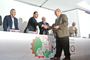 Treinta y tres científicos mexicanos del más alto nivel recibieron un merecido reconocimiento. En la imagen el doctor Jorge Aceves investigador del Cinvestav y miembro de la Academia Mexicana de Ciencias, recibe la felicitación por parte del presidente de la Comisión de Ciencia y Tecnología de la Cámara de Senadores, Alejandro Tello Cristerna. Los acompañan René Drucker , Secretario de Ciencia, Tecnología e Innovación del DF; Enrique Cabrero, director general del Conacyt y José Luis Morán, responsable del Seminario Permanente inaugurado ayer.