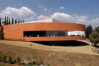 El proyecto del Auditorio, con una inversión aproximada de los 35 millones, contó con las generosas aportaciones del Conacyt, la SEP, UNAM, IPN, UAM, Cinvestav y el ICyTDF.