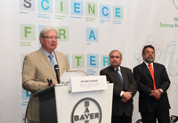 Kurt Soland, presidente y director general de Bayer, explicó que esta exposición forma parte de una gira mundial en la que recorrerán Europa, América, Asia, África y Australia. En la imagen lo acompañan los doctores Carlos Arámburo y José Franco.