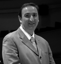El doctor Fabrizio Ammetto, ?del Departamento de Música , División de Arquitectura, Arte y Diseño de la Universidad de Guanajuato, es uno de los ocho miembros del Comité Científico Internacional del Instituto Italiano Antonio Vivaldi de Venecia, encargado de la publicación, en edición crítica, de toda la obra del también llamado “Cura rojo”.