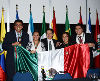 El equipo que representó a México en la competencia fue un grupo de triunfadores. En la imagen, el presidente de la Academia Mexicana de Ciencias, Jaime Urrutia Fucugauchi (centro) acompaña a los jóvenes del equipo nacional, integrado por Pablo Herrera, Ana Evangelista, Katherine Valencia y Fernando Cornejo.