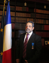 El presidente de la Academia Mexicana de Ciencias, José Franco, recibió anoche la Orden Nacional del Mérito en el grado de Oficial.