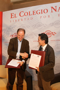 El escritor Juan Villoro y el geofísico Jaime Urrutia, ambos miembros de El Colegio Nacional desde 2014, durante la firma de convenio de colaboración entre COLNAL y la AMC, que entre las acciones que contempla está diseñar y organizar cursos, conferencias, simposios y talleres, entre otros.