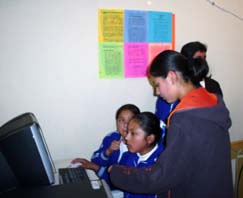 Actualmente, hay más de 100 unidades en el paí­s que brindan servicios de cómputo a estudiantes de educación básica.