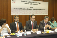 Cecilia Conde, José Franco, Alejandro Tello, Leonardo Curzio y Silvia Garza durante la mesa en la que se presentaron algunas conclusiones de la reunión Cambio Climático: Riesgos, Adaptación y Mitigación, celebrada ayer en el Senado de la República.