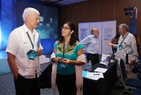 El doctor Andrés Aluja, coordinador general de cooperación e internacionalización de la UADY, y la investigadora Liliana Quintanar, ganadora del Premio de la Investigación de la AMC.
