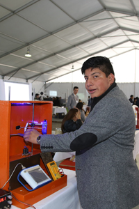 Estudiante de nivel medio superior prepara su experimento para presentarlo al jurado calificador.