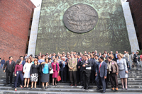 Legisladores e investigadores celebran con una foto de grupo la resolución de la Cámara.