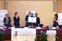 José Franco entregó ayer a Stephen Haber el diploma que lo acredita como Miembro Correspondiente de la Academia Mexicana de Ciencias.