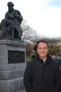El especialista en cosmología clásica y cuántica Luis Arturo Ureña López, ganador del Premio de Investigación de la Academia Mexicana de Ciencias en el área de ciencias exactas, correspondiente al 2014.