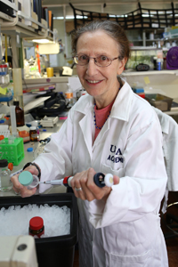 La doctora Yvonne Rosenstein en el laboratorio del Departamento de Medicina Molecular y Bioprocesos, Instituto de Biotecnología de la UNAM.