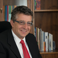 El licenciado Alfredo Camhaji, asesor de la Secretaría General de la UDUAL.
