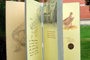 La reproducción del libro El Origen de las Especies tiene una altura de dos metros.