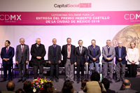 Integrantes del presídium e invitados especiales en la entrega del Premio Heberto Castillo 2016: Héctor Serrano Cortés, Javier Jiménez, Manuel Peimbert, Javier Castillo Juárez, Moisés Selman Lama, Miguel Ángel Mancera, René Drucker, Rafael Loyola, Luis Fernando de la Peña y Laura Itzel Castillo. en el Patio del Edificio Virreinal del Antiguo Palacio del Ayuntamiento.