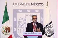 Doctor Moisés Selman Lama, ganador del Premio Heberto Castillo 2016, en el patio central del Edificio Virreinal del Antiguo Palacio del Ayuntamiento.
