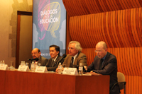 Participaron en la mesa Educación y Ciencia dentro Diálogos por la Ciencia en El Colegio Nacional Jorge Flores, Jaime Urrutia Fucugauchi, Ranulfo Romo y Eduardo Backoff Escudero.