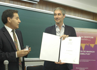 El Dr. Gerardo Herrera entrega diploma y fistol al Dr. Jean Bertoin como miembro correspondiente de la AMC.