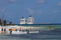 Llegada de cruceros a Mahahual, Quintana Roo, México, donde se encuentra una de las barreras de arrecifes coralinos más grandes y hasta hace poco mejor conservadas del Caribe mexicano. En esta zona se registró la pérdida de 85 hectáreas (ha) de cobertura vegetal costera, 43 ha de cobertura de coral y desaparición de 40 especies de peces locales asociadas a los corales tan solo del año 2000 al 2006.