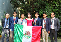 De izquierda a derecha: Eleazar Neri, profesor-mentor; Oliver García, de Nuevo León; Daniel Marín, del Estado de México; Valeria García, de Sinaloa; Oscar Guardado, de Nuevo León; Rubén Rodríguez, Baja California; y Rodrigo Pelayo, profesor-mentor.