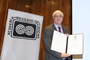 El doctor Hendrik Nijmeijer muestra su diploma de miembro correspondiente de la Academia Mexicana de Ciencias, en una ceremonia que se realizó en el auditorio del Departamento de Ingeniería Eléctrica del Cinvestav, institución con la que mantiene una larga y sólida relación de colaboración.