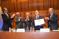 El doctor Alejandro Frank Hoeflich (con pergamino en mano) ingresó como nuevo miembro de El Colegio Nacional, durante la ceremonia realizada en el Aula Mayor de la institución. En la mesa de honor lo acompañaron Octavio Novaro, Enrique Graue, Ruy Pérez Tamayo y Pablo Rudomín.