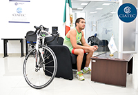 El triatleta mexicano Víctor Sabido ha trabajado con los especialistas del Ciatec, quienes han realizado modificaciones a su bicicleta y calzado para obtener un mejor rendimiento de sus capacidades físicas.