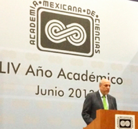 El doctor Enrique Cabrero Mendoza, durante su intervención con motivo del inicio del LIV año académico de la AMC.