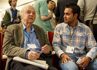 El Premio Nobel de Química 1998, Robert Huber, y Jorge Iván Amaro Estrada, uno de los mexicanos que asistió en 2016 a la 66ª Reunión Lindau con el apoyo de la Academia Mexicana de Ciencia y la Fundación Lindau, conversan al término de una conferencia magistral.