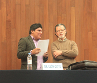 El investigador Juan Carlos García Cruz y su asesor de tesis, León Olivé Morett (†), filósofo y académico, miembro de la Academia Mexicana de Ciencias, quien teorizó a favor de una sociedad de conocimientos más incluyente, plural y democrática.