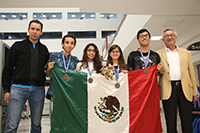 La delegación mexicana escoltada por sus mentores académicos en el certamen salvadoreño Abel Sánchez Bejarano (izq) y José Manuel Méndez Stivalet (der), integrantes de la organización de la Olimpiada Nacional de Química de la Academia Mexicana de Ciencias.