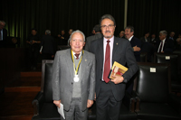 Entregan  medalla Miguel F. Jiménez a los académicos que cumplieron 50 años de haber ingresado a la ANM, En la imagen el doctor José Antonio Sereno Coló y en representación de Guillermo Ruiz Reyes, acudió su hijo .