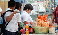 Para combatir la obesidad se tiene que educar a la población sobre hábitos alimenticios saludables, como consumir agua simple en cantidad suficiente, dejar las bebidas azucaradas, entre ellos los refrescos.