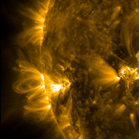Arcos coronales en una región activa del Sol. El Observatorio de Dinámica Solar de la NASA registró la actividad del 8 al 10 febrero de 2014. La imagen fue tomada en luz ultravioleta extrema.