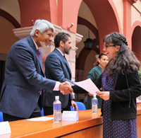 El doctor José Luis Morán, vicepresidente de la AMC, en la entrega de las medallas a los ganadores de la XXVI Olimpiada Nacional de Química. Lo acompañan Guadalupe Zapata y Anuar A. Kasis, directora de la Facultad de Ciencias Químicas y secretario general de la UASLP, respectivamente; y Antonia Dosal, coordinadora nacional del certamen.