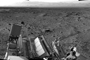 Desde su llegada a Marte, Curiosity ha recorrido 8.6 kms de distancia y se espera que en diciembre próximo se ubique en la base del monte Sharp (al fondo de la imagen captada el 31 de julio) para iniciar su ascenso y realizar nuevos análisis que permitan responder con mayor certeza a la pregunta de si el planeta pudo sostener vida microbiana como se conoce en la Tierra.