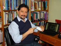 El doctor Rufino Díaz Uribe muestra el topógrafo corneal, portable yde calibración automática
