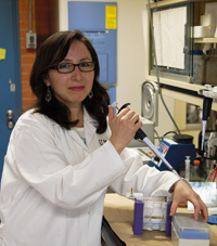 La doctora Sara Luz Morales Lázaro, investigadora del Instituto de Fisiología Celular de la UNAM, estudia el papel de la progesterona en la regulación del dolor en modelos animales.